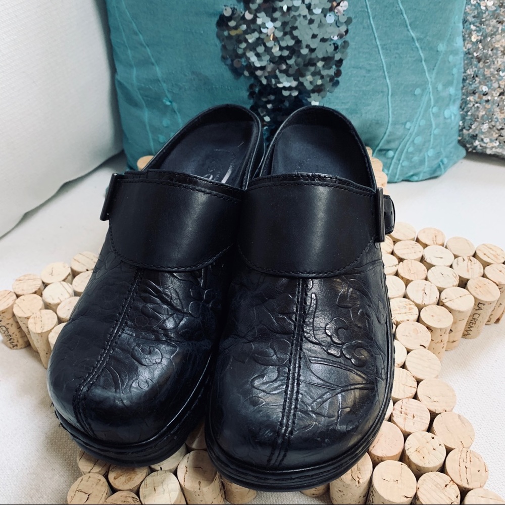 Classic Black Leather Slip-On Clogs - Picture 2 of 8